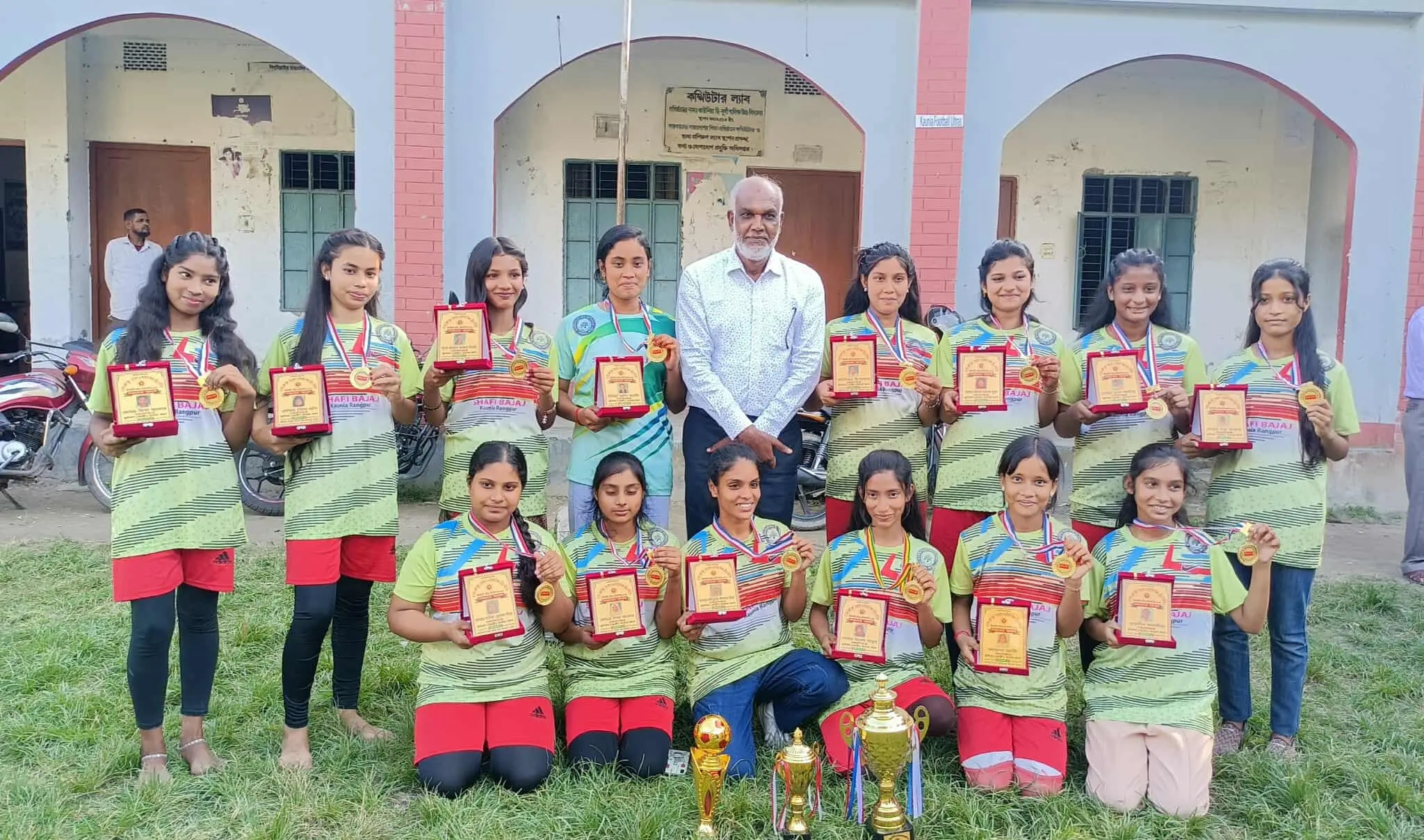 কাউনিয়া কৃতি ছাত্রী ফুটবলারদের সম্মাননা স্মারক প্রদান