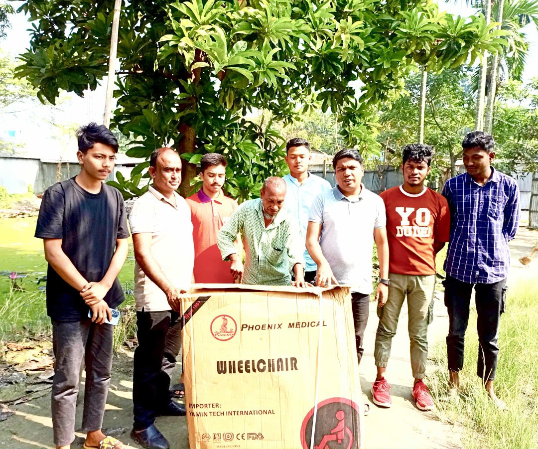 রাজারহাটে শারীরিক প্রতিবন্ধীদের মাঝে হুইলচেয়ার হস্তান্তর 