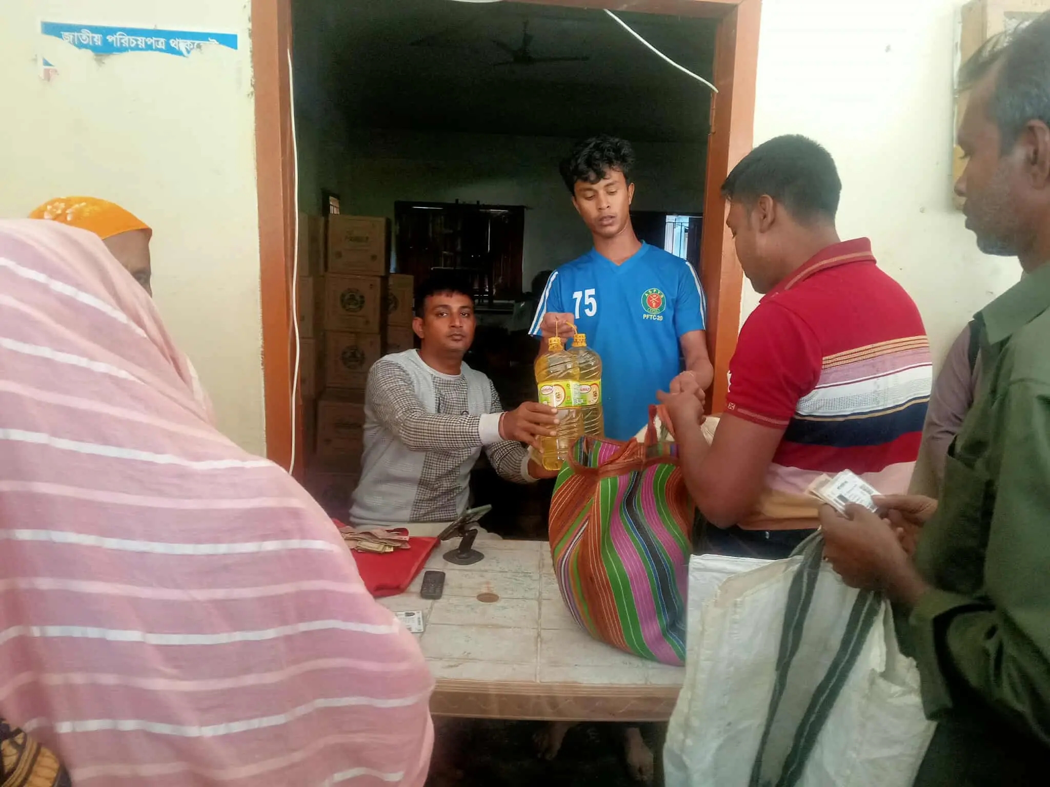 নওগাঁর আত্রাইয়ে স্মার্ট ফ্যামিলি কার্ডে টিসিবির পণ্য বিক্রয়