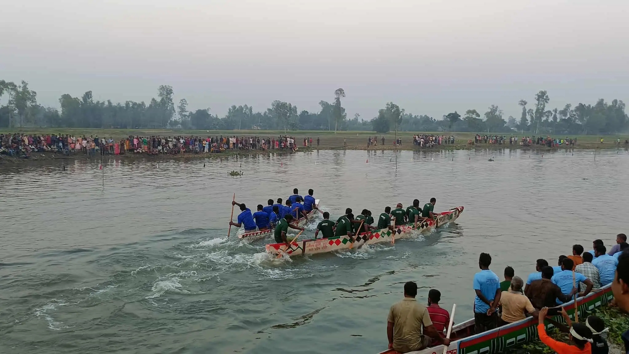 কাউনিয়ায় তিস্তা নদীতে ছোট নৌকার বাইচ খেলা অনুষ্ঠিত 