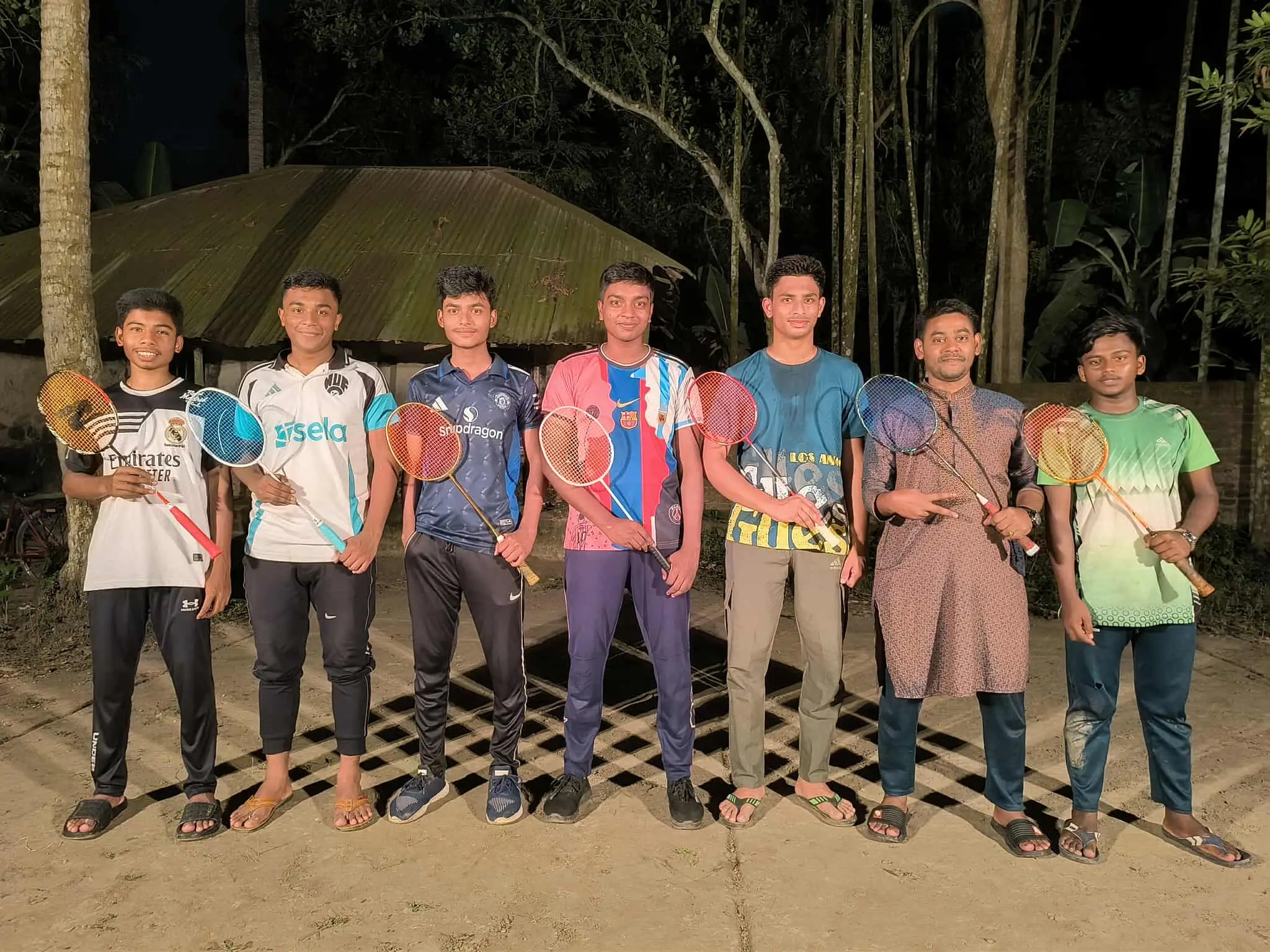 মনিরামপুরে শীতের সন্ধ্যা নামতেই পাড়া-মহল্লায় ব্যাডমিন্টন উৎসব