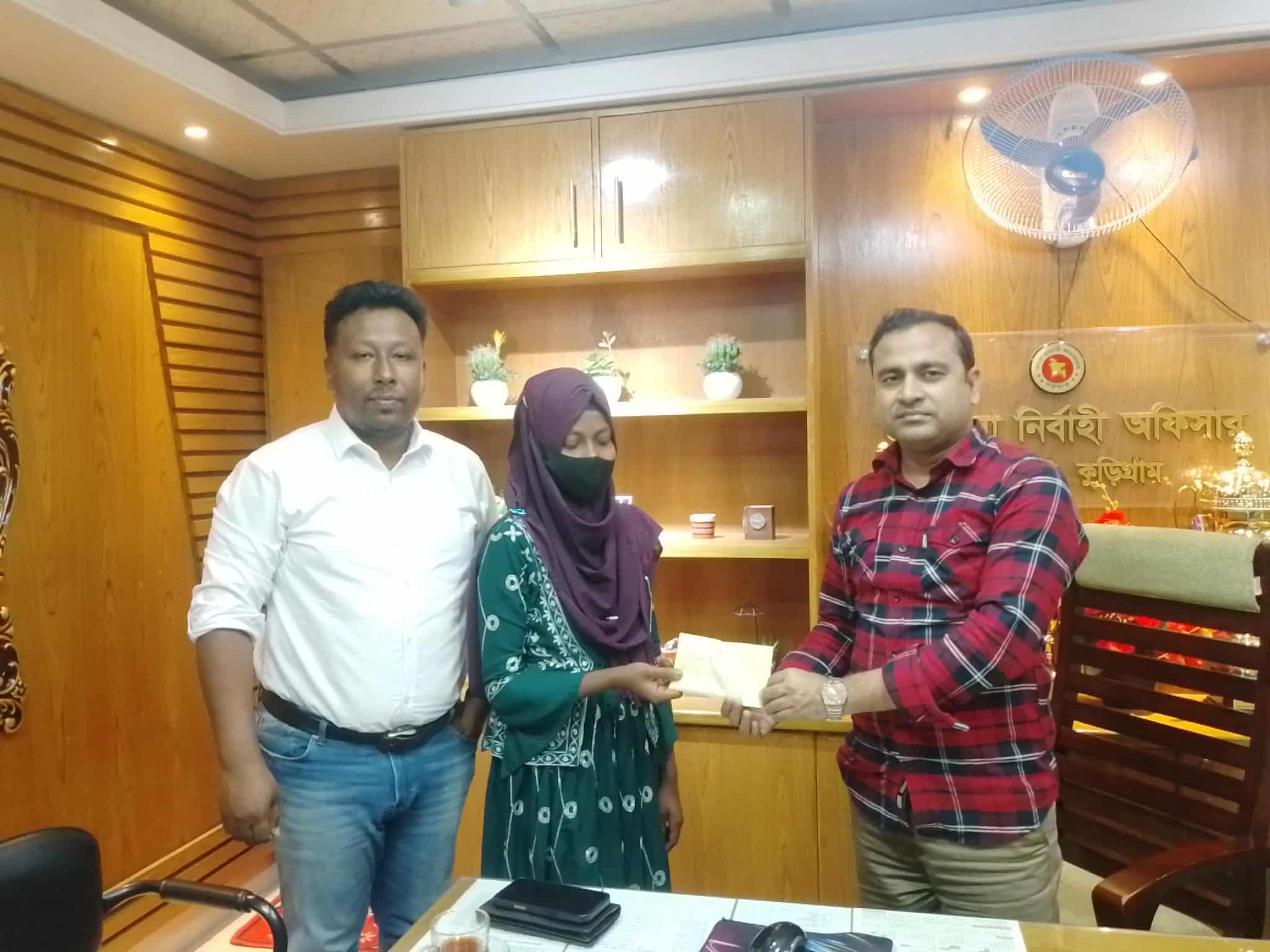 ক্যান্সার আক্রান্ত হোমায়রাকে আর্থিক সহায়তা দিলেন ইউএনও