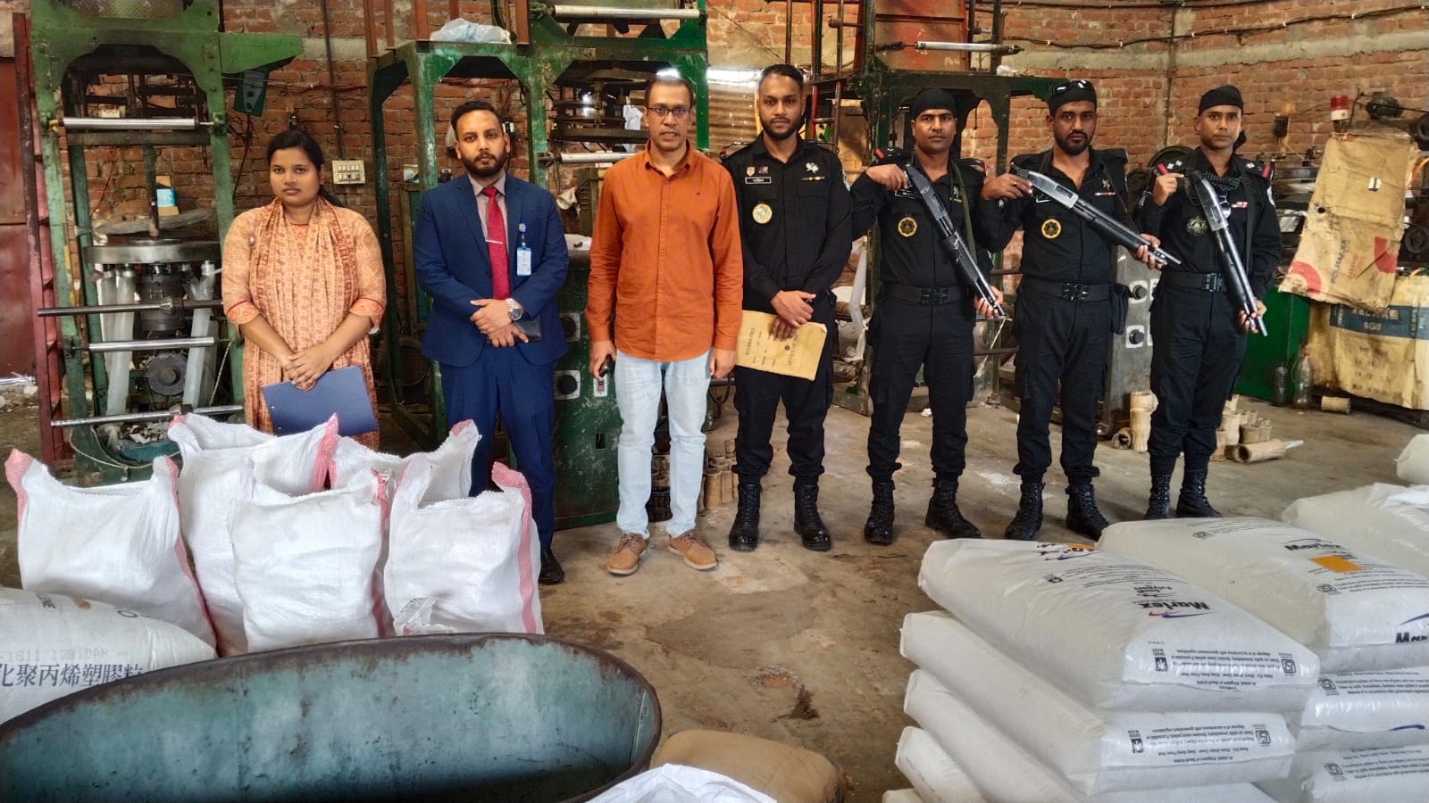 দিনাজপুর জেলা প্রশাসন এবং পরিবেশ অধিদপ্তরের যৌথ মোবাইল কোর্ট পরিচালনাকালে পলিথিন কারখানাকে জরিমানা ও অবৈধ কারখানা সিলগালা