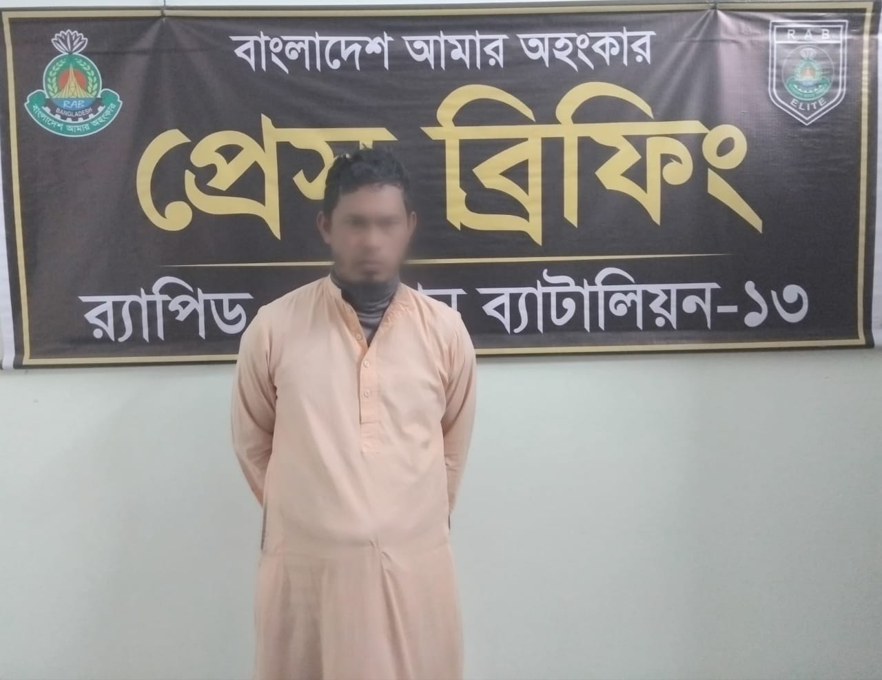 লালমনিরহাট জেলার কালিগঞ্জে র‌্যাব-১৩ এর অভিযানে অবৈধ মাদকদ্রব্য ১৯৯ বোতল CHOCO+ জব্দসহ ০১ জন মাদক ব্যবসায়ী গ্রেফতার