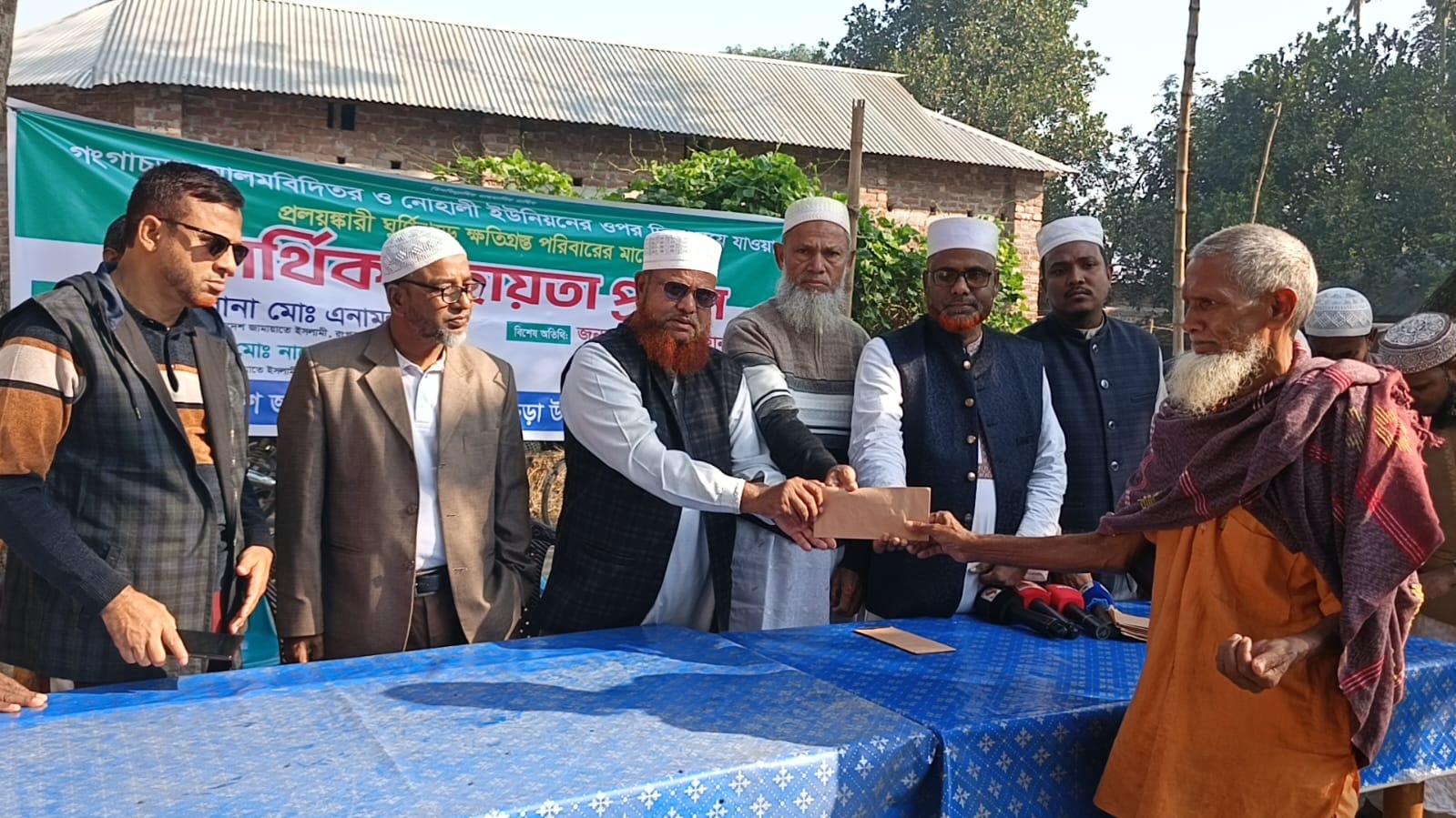 গংগাচড়ায় ঘূর্ণিঝড়ে ক্ষতিগ্রস্ত পরিবারের মাঝে জামায়াতে ইসলামী আর্থিক সহায়তা প্রদান