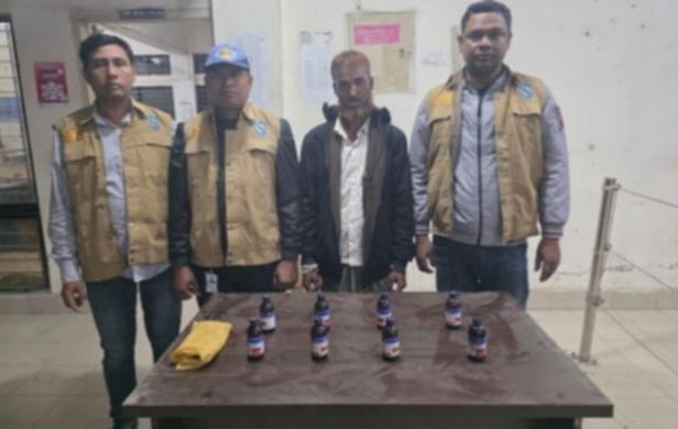গংগাচড়ায় ডিবি পুলিশের অভিযানে ৮ পিস এস্কাফসহ মাদক কারবারি গ্রেপ্তার