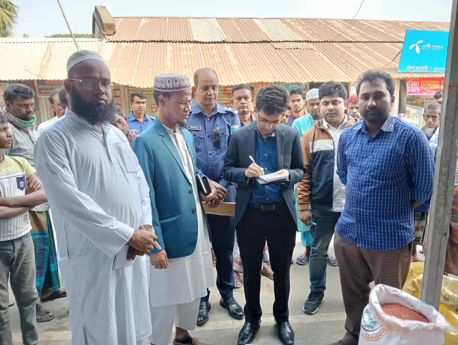 নন্দীগ্রামে মূল্য তালিকা না থাকায় সার ব্যবসায়ী’র ৩০হাজার টাকা জরিমানা