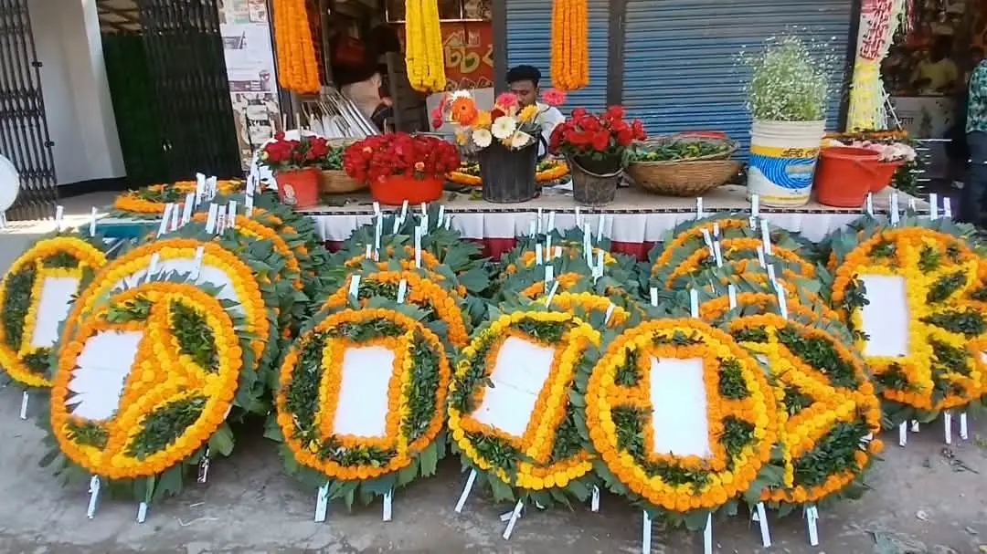 বিজয় দিবস উপলক্ষে গাইবান্ধার ফুলের দোকানগুলোতে শুরু হয়েছে ফুলের পুষ্পস্তবক তৈরির প্রস্তুতি