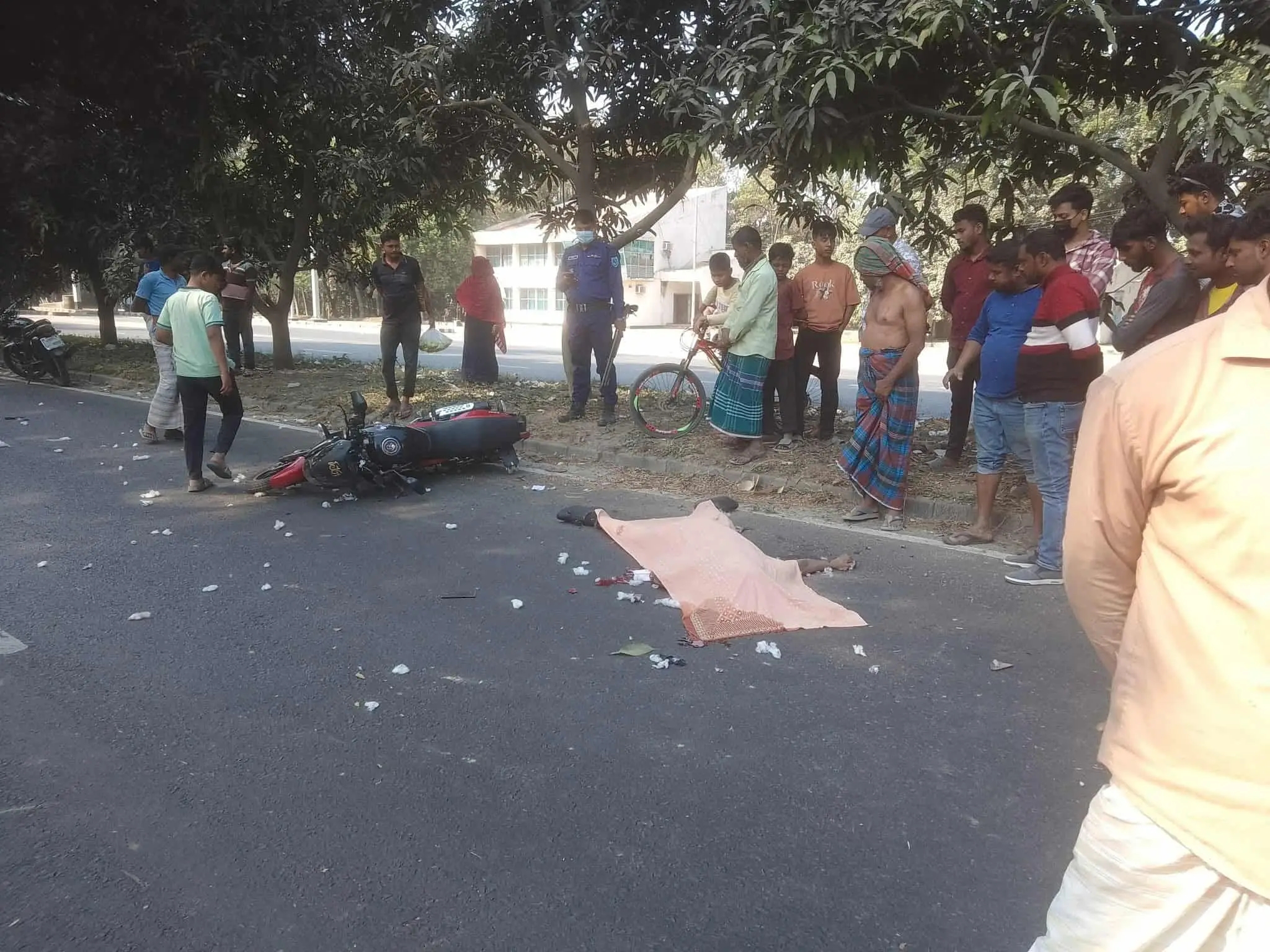কাভার্ড ভ্যানের চাপায় প্রাণ গেল মোটরসাইকেল আরোহী ওসি ও এএসআইয়ের