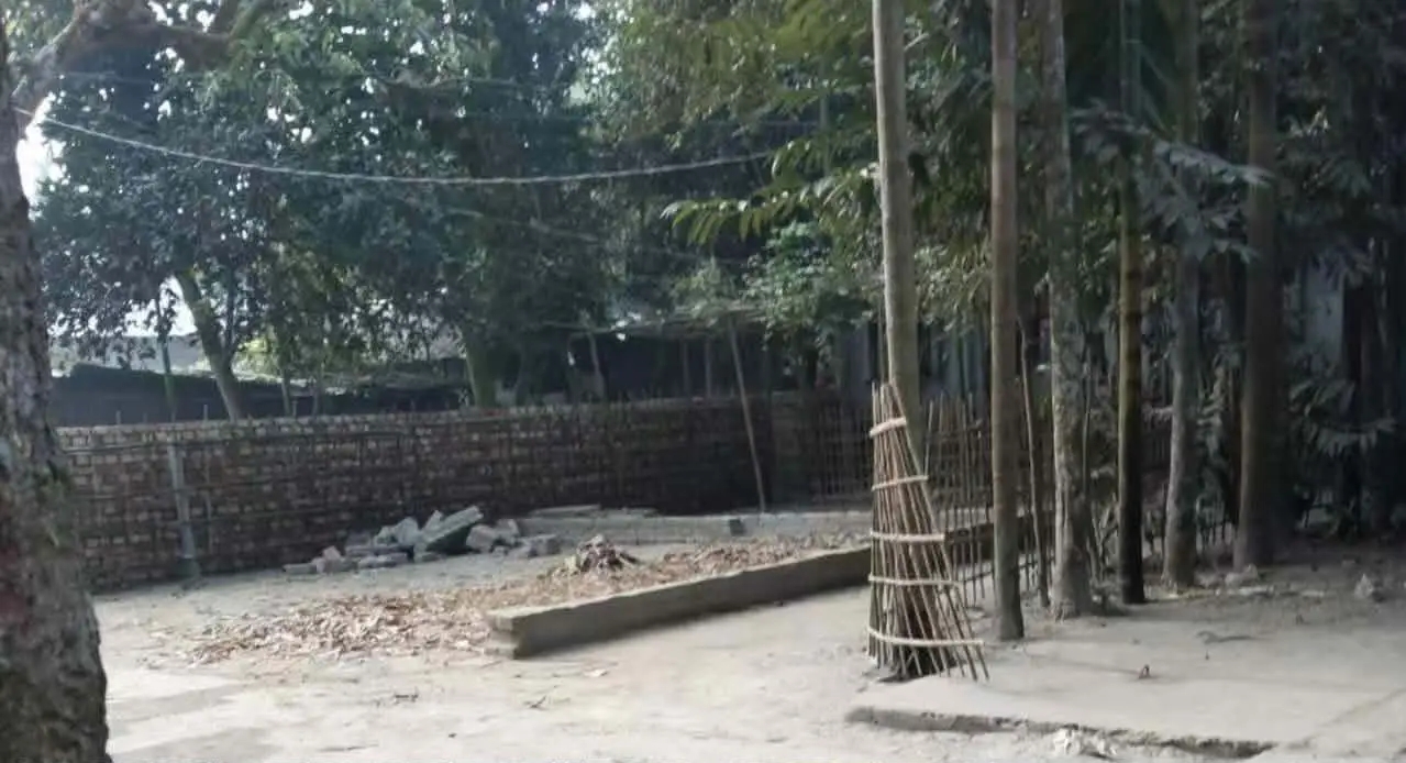 রাতারাতি বাঁশের বেড়ার পরিবর্তে ইটের প্রাচীর দিল অভিযুক্তকারীরা