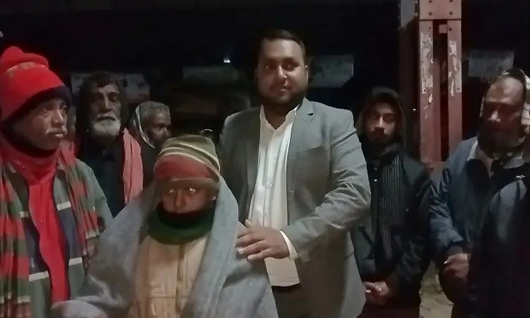 হাড়কাঁপানো শীতে আত্রাইয়ে অসহায়দের পাশে উপজেলা প্রশাসন