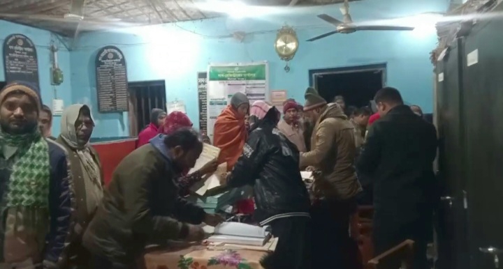 নির্ধারিত সময় পেরিয়েও দলিল সম্পাদন, পীরগাছা সাব-রেজিস্টার অফিসে অনিয়মের অভিযোগ