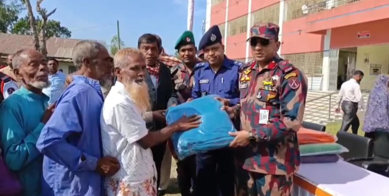 লালমনিরহাটে বিজিবি’র শীতবস্ত্র বিতরণ ও মতবিনিময় সভা অনুষ্ঠিত