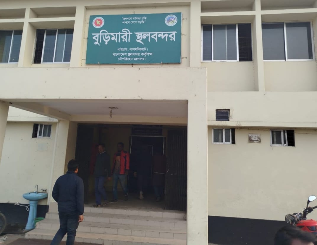 বুড়িমারী কাস্টমস পার্কিং সেডে ট্রাকের ভিতরে ভারতীয় ট্রাক ড্রাইভারের মৃত্যু