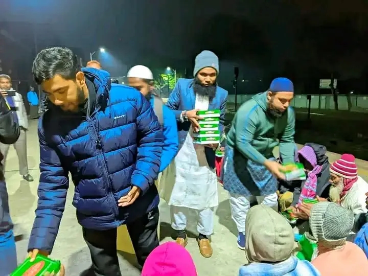 থার্টি ফার্স্ট নাইটে শীতার্ত সুবিধাবঞ্চিতদের মাঝে ‘রূপসী নওগাঁ’