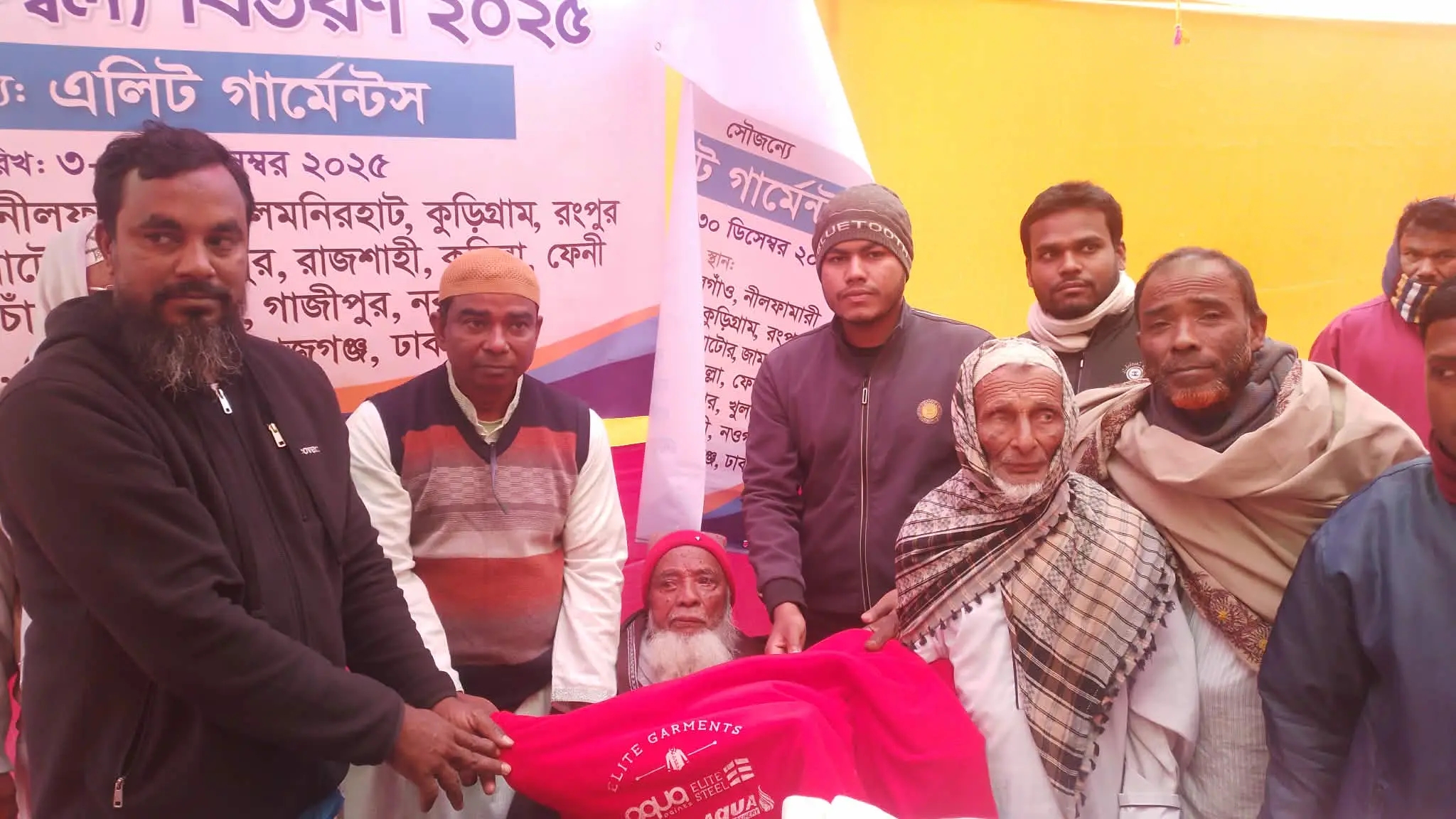 এলিট গার্মেন্টসের মানবিকতায় পীরগাছায় সাত শতাধিক শীতার্ত মানুষের মুখে হাসি