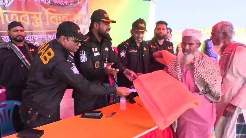 তীব্র শীতে উষ্ণতার ছোঁয়া,গাইবান্ধার চরাঞ্চলে র‍্যাব-১৩-এর কম্বল বিতরণ