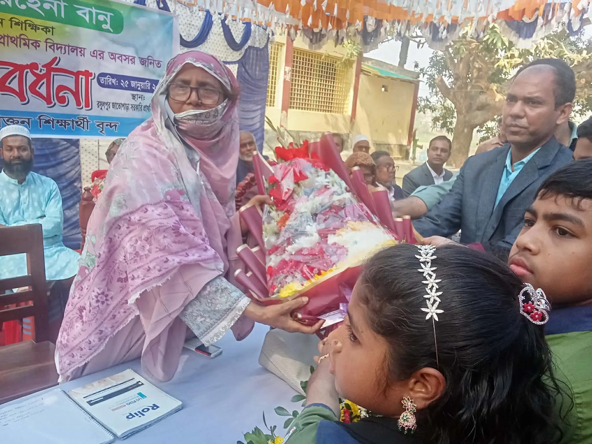 আত্রাইয়ে প্রাথমিক বিদ্যালয়ের প্রধান শিক্ষিকার বিদায় সংবর্ধনা অনুষ্ঠিত