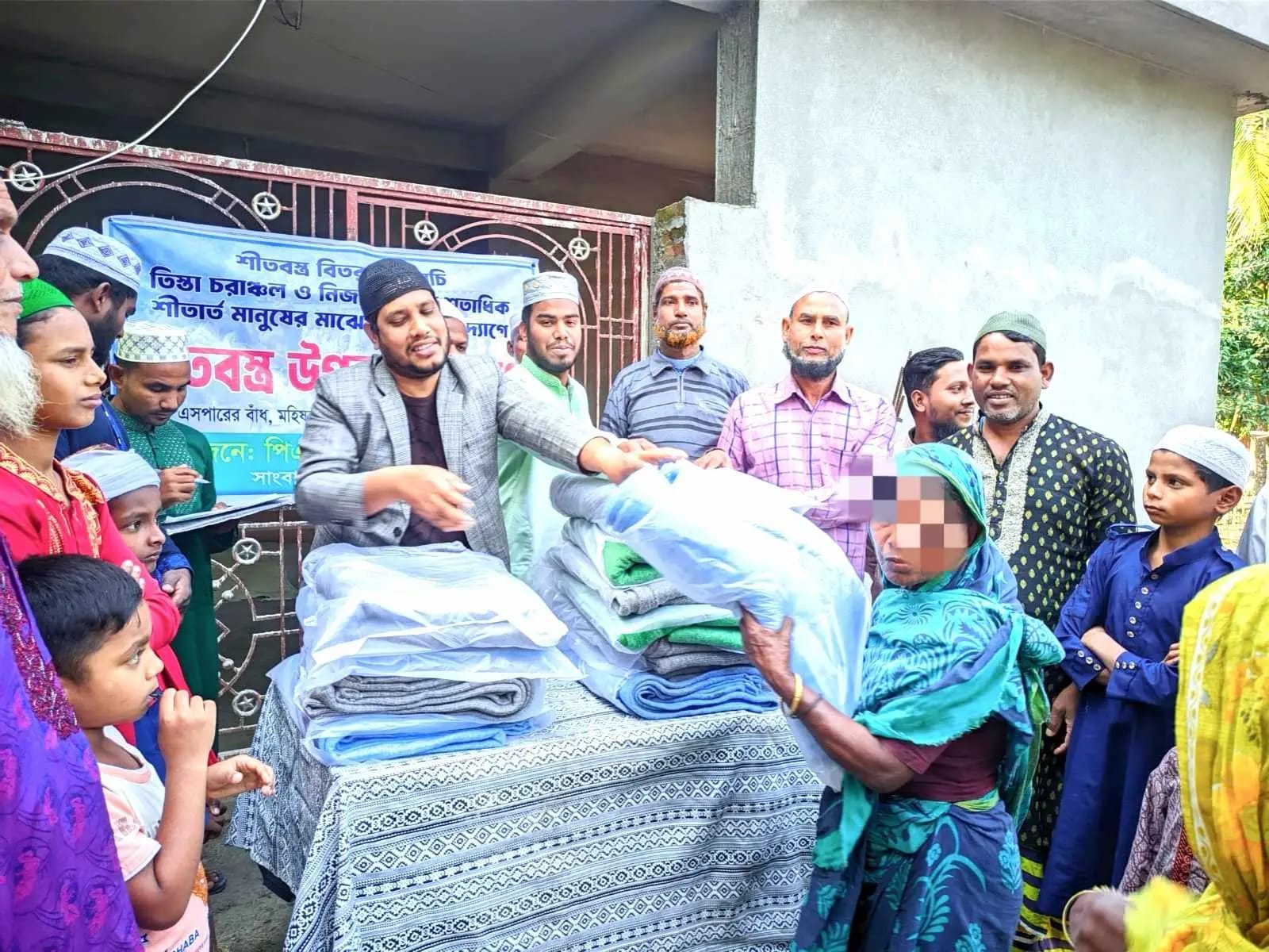 তিস্তা চরাঞ্চল ও নিজ এলাকায় শতাধিক শীতার্ত মানুষের মাঝে শীতবস্ত্র বিতরণ