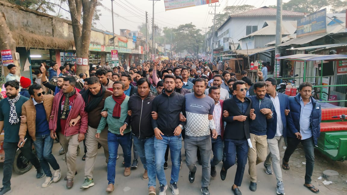 হাতিয়ায় অস্ত্র দিয়ে যুবককে ফাঁসানোর অভিযোগ প্রতিবাদে বিক্ষোভ সমাবেশ