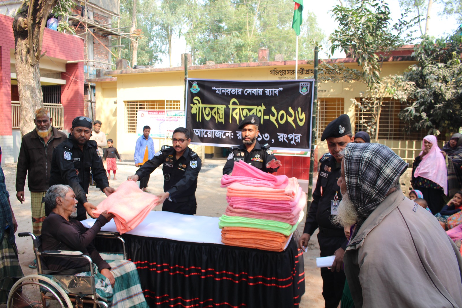 র‌্যাব-১৩ এর উদ্যোগে গংগাচড়ায় প্রতিবন্ধী ও শীতার্তদের মাঝে শীতবস্ত্র বিতরণ