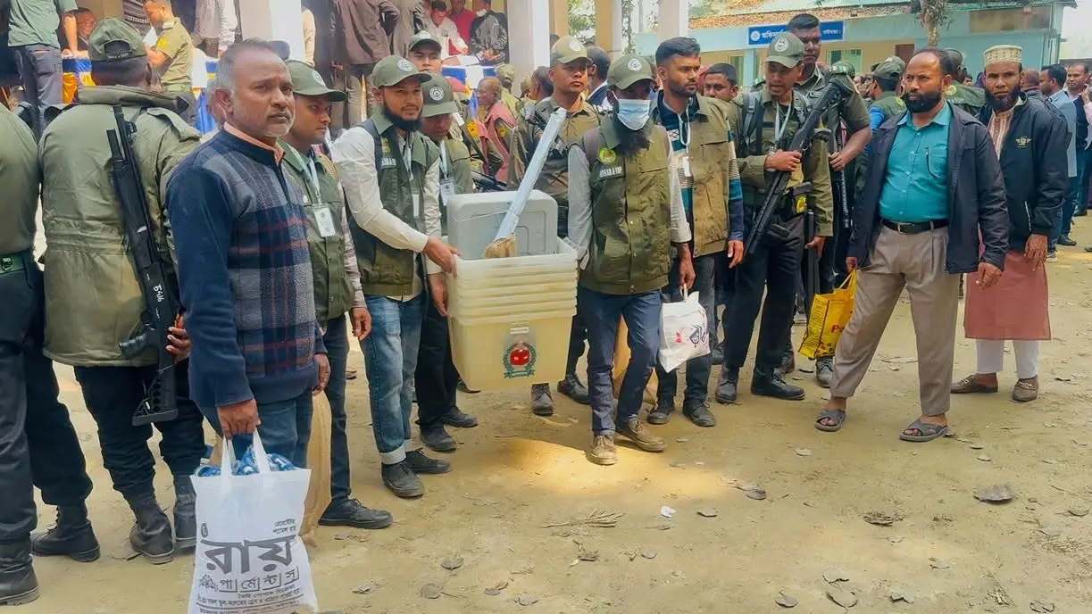 গাইবান্ধার ভোট কেন্দ্রগুলোতে ব্যালট বাক্স ও ব্যালট নিয়ে যাচ্ছেন আইনশৃঙ্খলা বাহিনী
