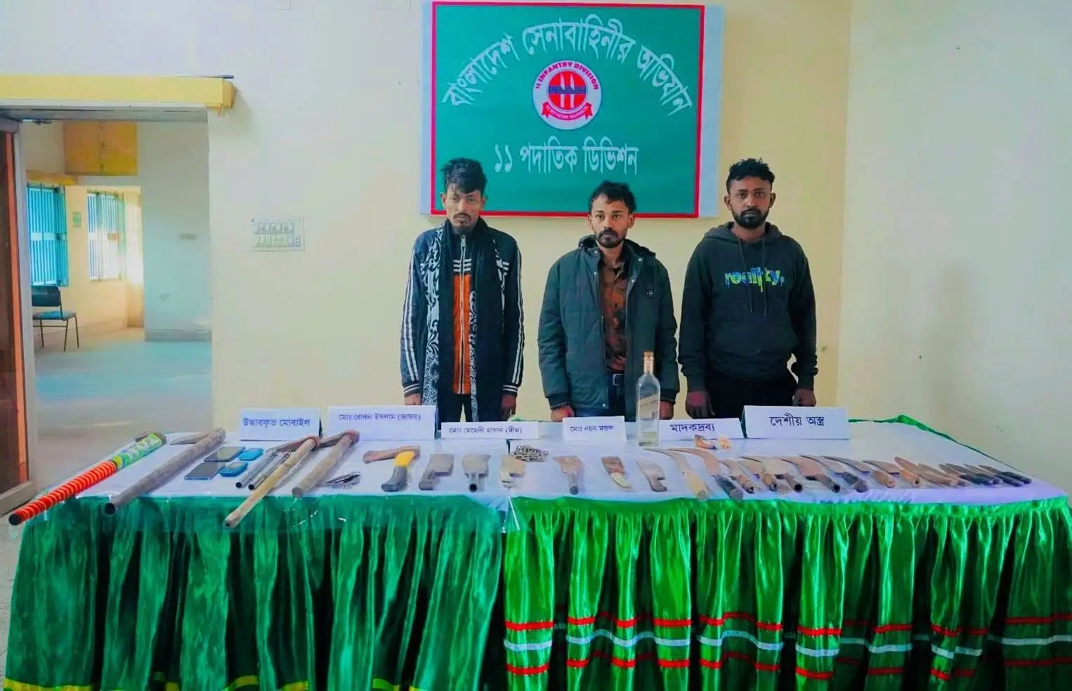 পুরাতন বগুড়ায় সেনাবাহিনীর অভিযানে হাতকাটা সৌরভ ও সানাউল গ্যাংয়ের ৩ সদস্য গ্রেফতার, উদ্ধার দেশীয় অস্ত্র ও মাদক