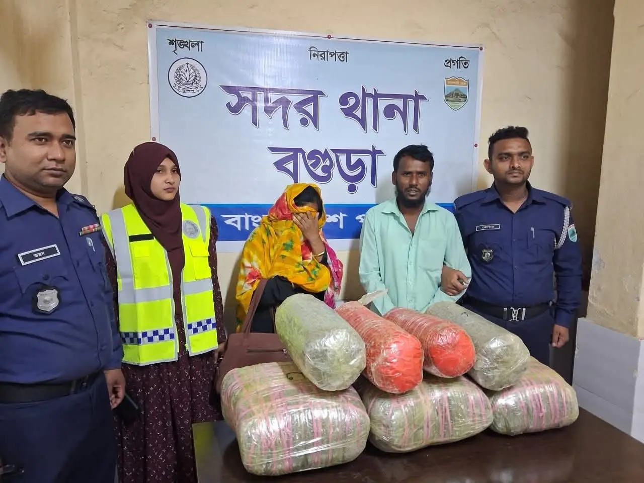 বগুড়ায় বিশেষ অভিযানে ৩২ কেজি গাঁজাসহ স্বামী-স্ত্রী আটক