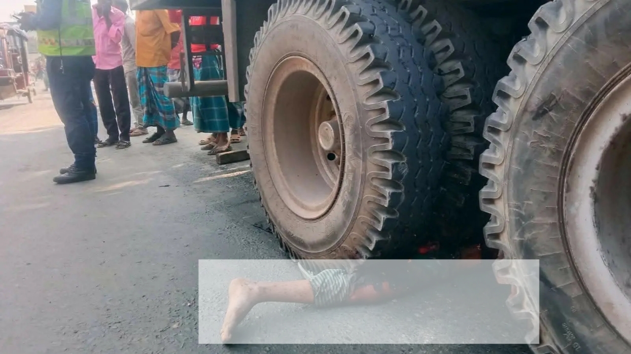 গাইবান্ধার গোবিন্দগঞ্জে কার্গো ট্রাকের চাপায় ইজিবাইক চালক নিহত