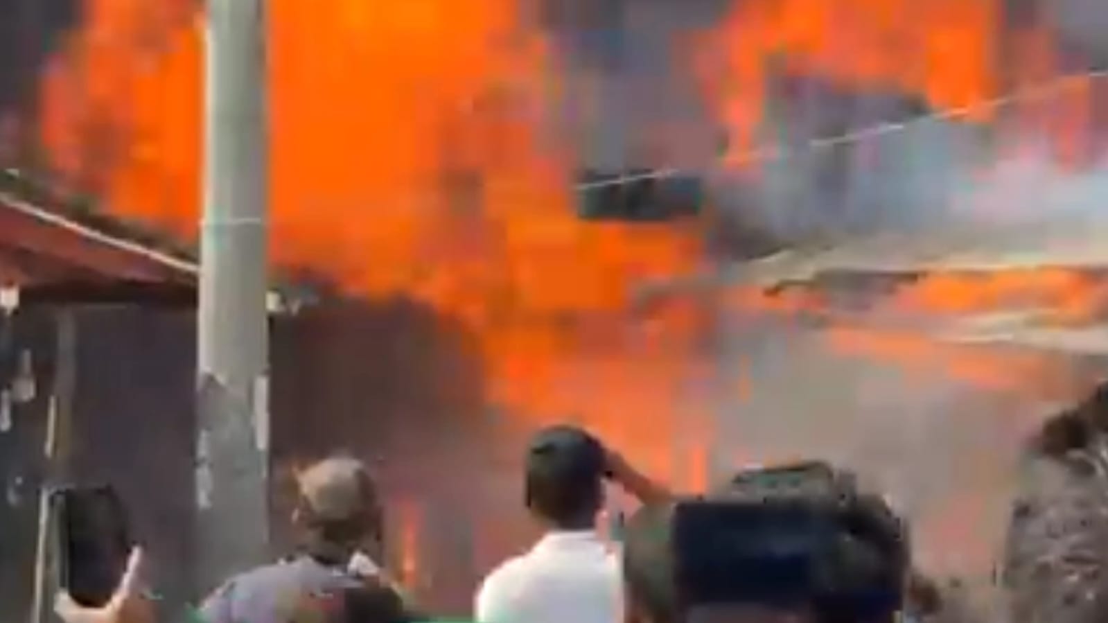 হাতিয়ায় তেলের দোকানে ভয়াবহ আগুন,৬ দোকান বশ্মীভূত