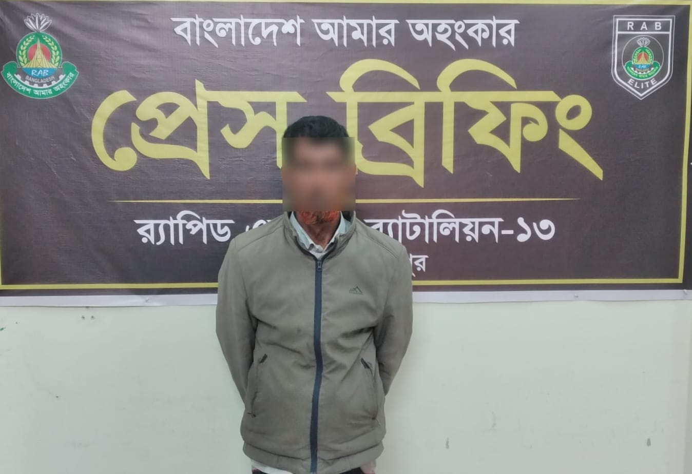 ঠাকুরগাঁওয়ের ভুল্লী এলাকা থেকে র‌্যাব-১৩ এর অভিযানে কোটি টাকার কষ্টিপাথরের মূর্তিসহ ০১ জন পাচারকারীকে গ্রেফতার