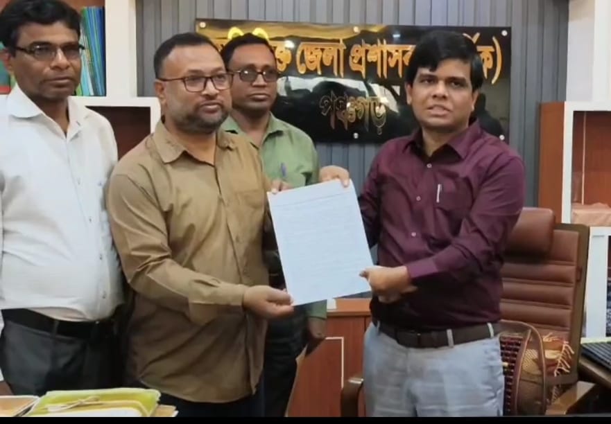 নন এমপিও শিক্ষা প্রতিষ্ঠান দ্রুত এমপিওভুক্তির দাবিতে পঞ্চগড়ে স্মারকলিপি