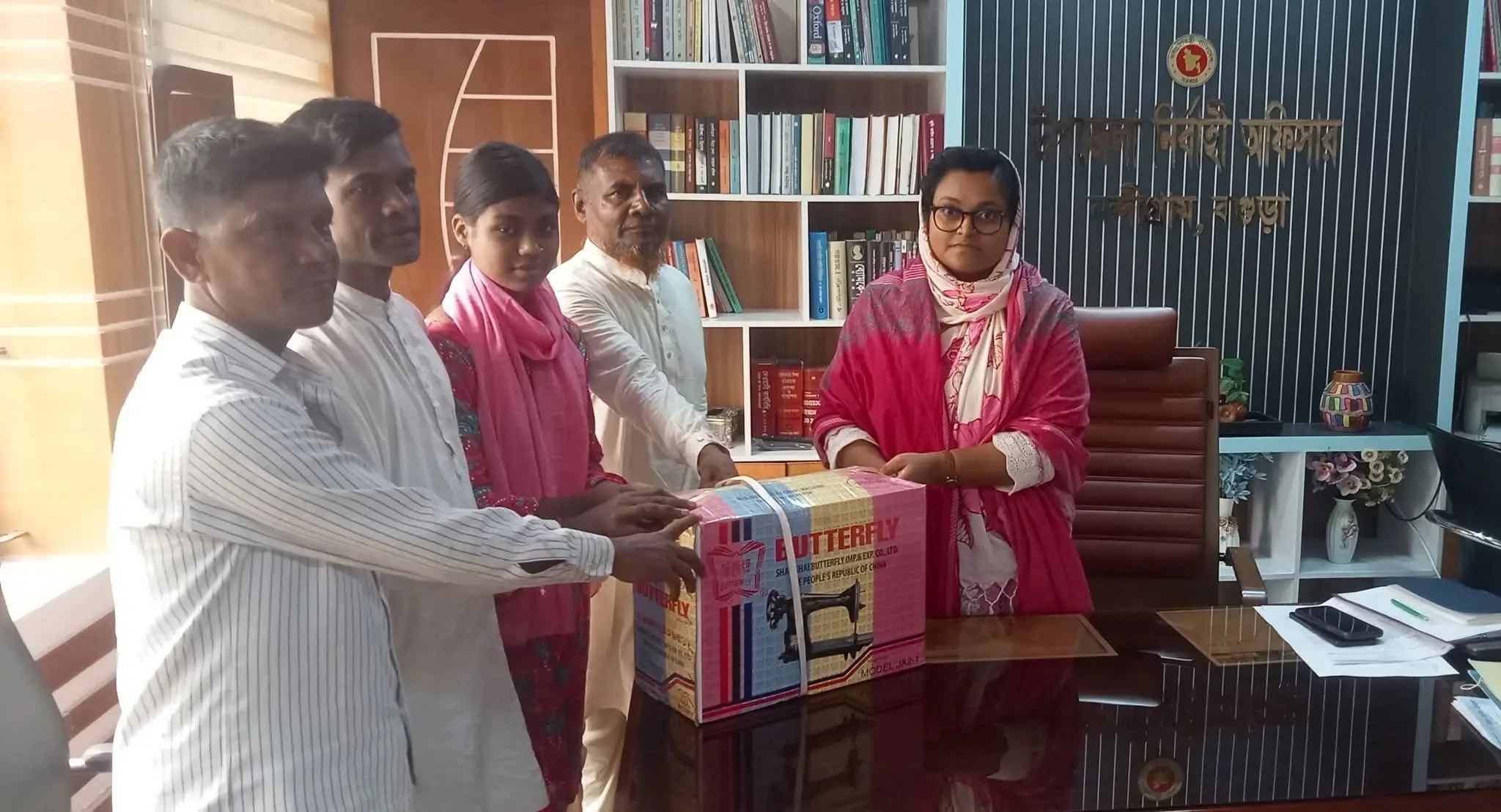 নন্দীগ্রামে এক অসহায় পরিবারকে সেলাই মেশিন প্রদান