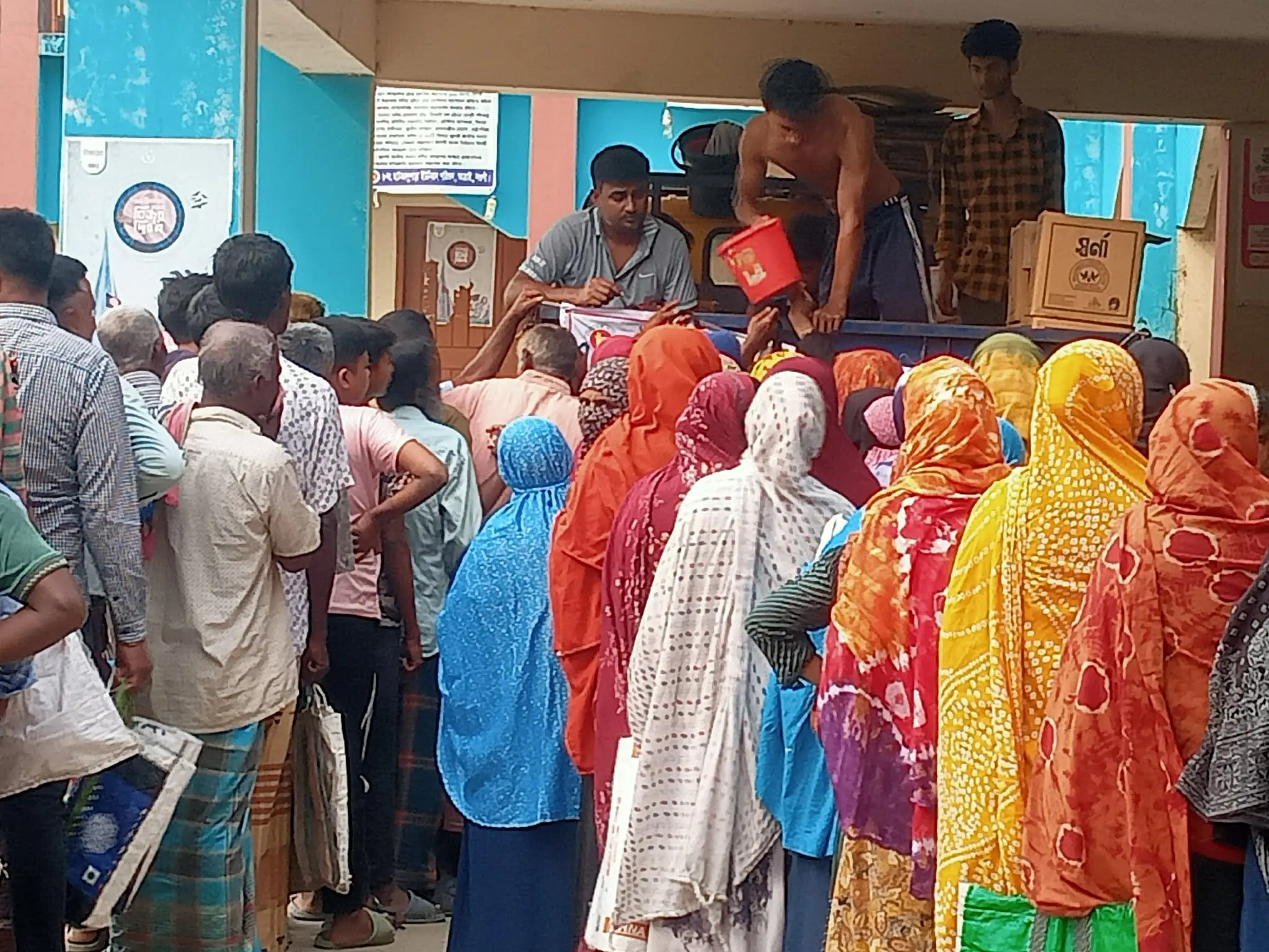 নওগাঁর আত্রাইয়ে ভ্রাম্যমাণ টিসিবির পণ্য বিক্রি, ৪০০ পরিবার পেলো স্বল্পমূল্যে নিত্যপ্রয়োজনীয় পণ্য