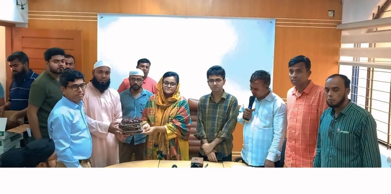নন্দীগ্রাম খেজুর বিতরণ করেন উপজেলা নির্বাহী অফিসার শারমিন আরা