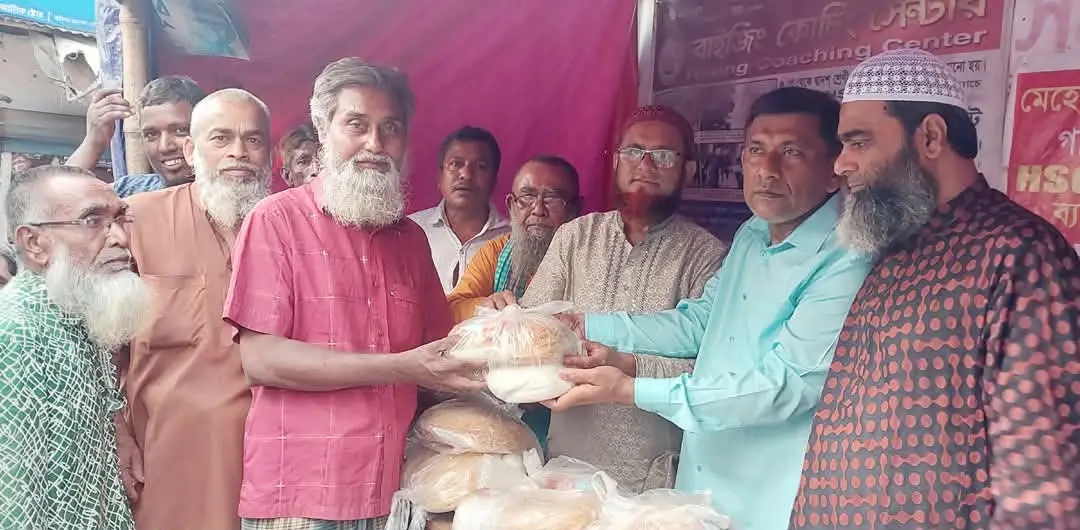 বগুড়ায় রিক্সা শ্রমিকদের মাঝে ঈদ উপহার বিতরণ