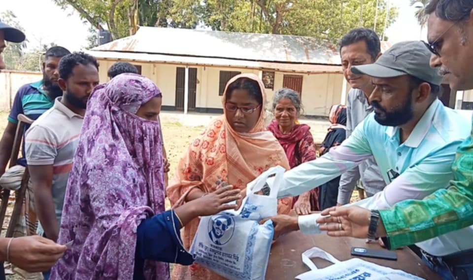 মিঠুর ভালোবাসার ঈদ উপহার: অসহায়দের মাঝে শাড়ি-লুঙ্গি ও ঈদ সামগ্রী বিতরণ