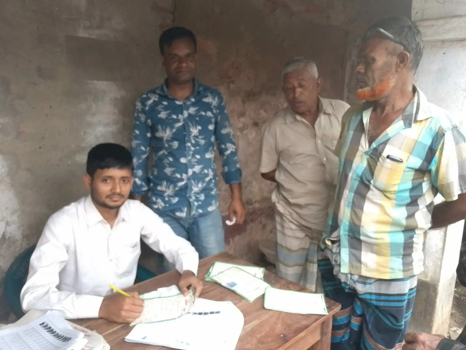 নওগাঁর আত্রাইয়ে খাদ্যবন্ধক কর্মসূচির আওতায় ভোক্তাদের মাঝে সুলভ মূল্যে চাল বিতরণ