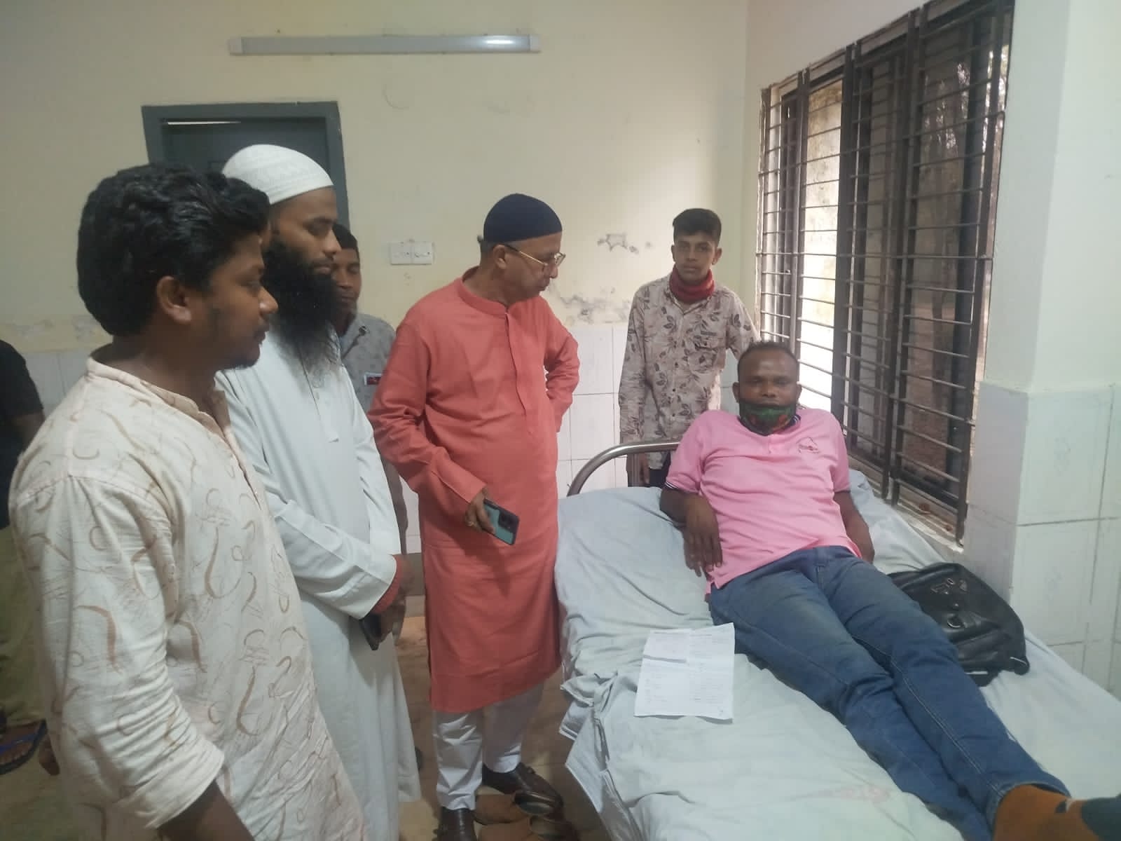 পাটগ্রামে ইউপি সদস্যের হামলায় আহত সাংবাদিককে হাসপাতালে ভর্তি