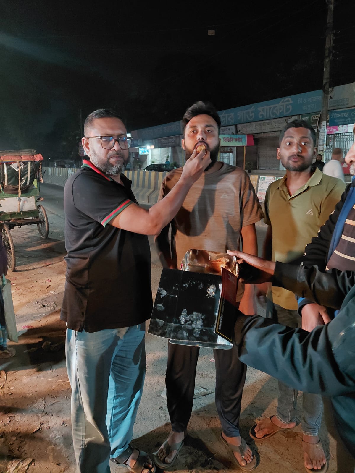 রংপুর সিটি কর্পোরেশনে প্রশাসক এ্যাড. মাহফুজ উন নবী ডন হওয়ায় মিষ্টি বিতরণ