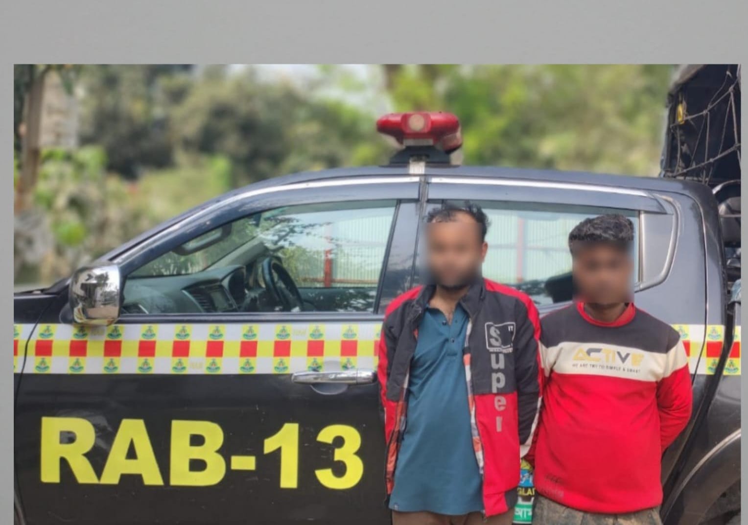 গাইবান্ধায় ১১৭ বোতল ফেয়ারডিলসহ ০২ জন মাদক ব্যবসায়ীকে গ্রেফতার করেছে র‌্যাব-১৩