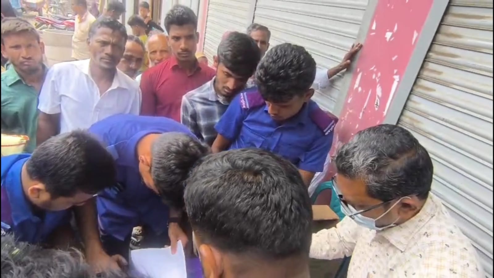 সোনাদিয়া ইউনিয়নে জেলে কার্ডের চাল বিতরণ