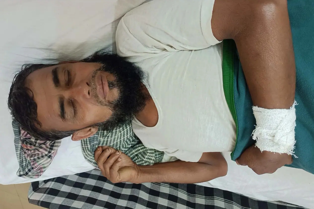 কাউনিয়ায় বাবার কবর জিয়ারত করতে গিয়ে ভাতিজার মারপিটে বাক প্রতিবন্ধী জ্যাঠা আহত 