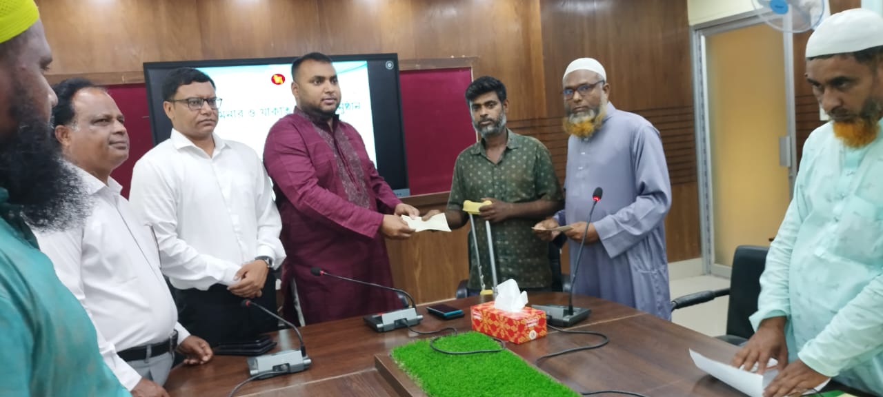 আত্রাইয়ে সরকারি যাকাত ফান্ডের অর্থ দরিদ্রদের মাঝে বিতরণ