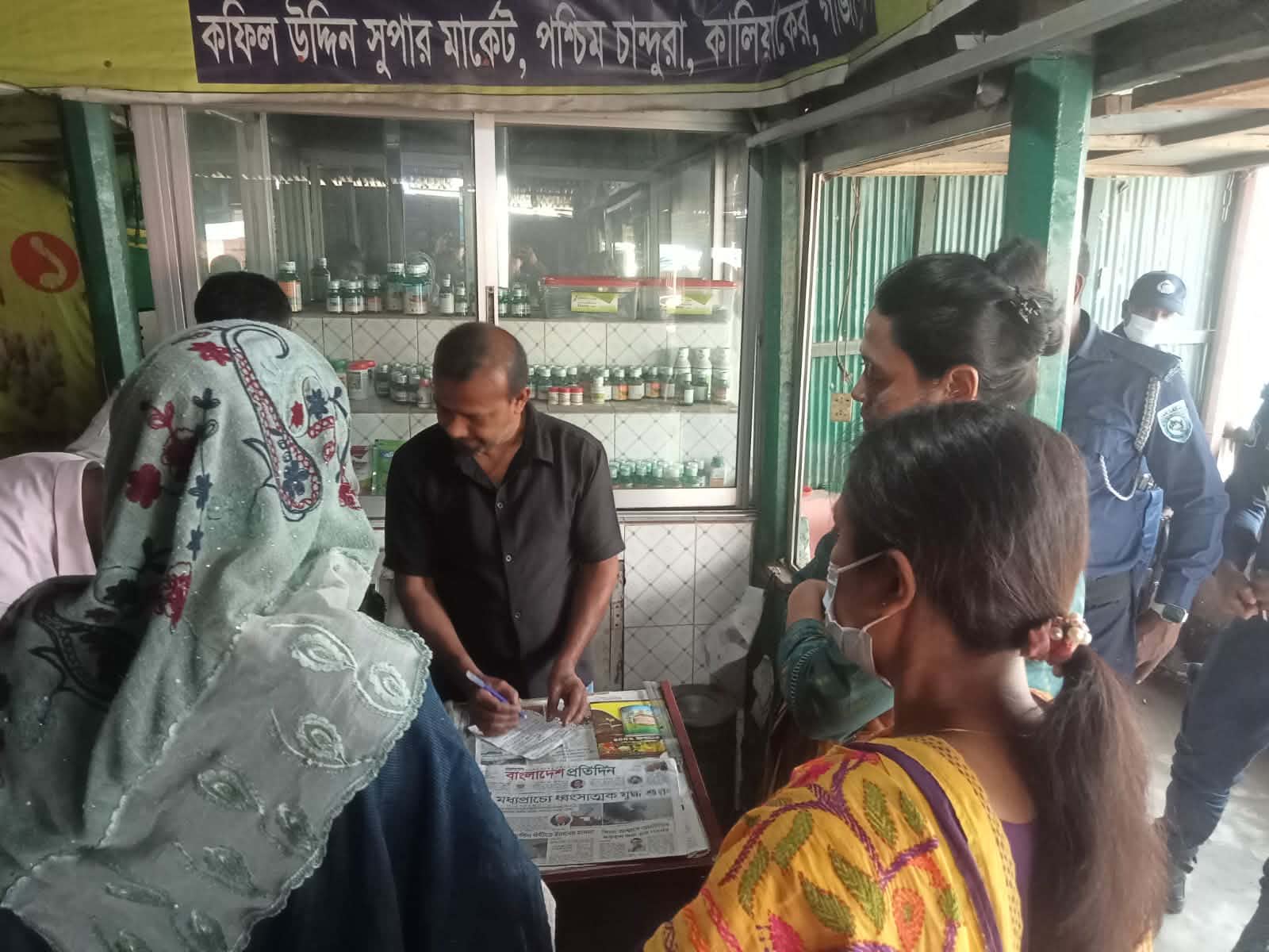 কাউনিয়ায় বিসিআইসি সার ডিলারের ৮০ হাজার টাকা জরিমানা