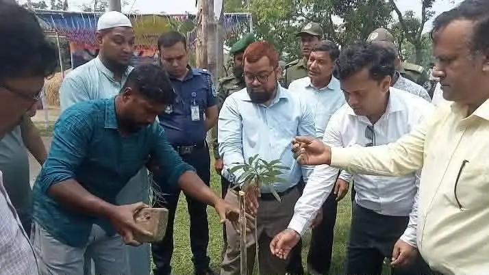 গাইবান্ধায় মহসড়কে বৃক্ষরোপণ কর্মসুচির উদ্বোধন