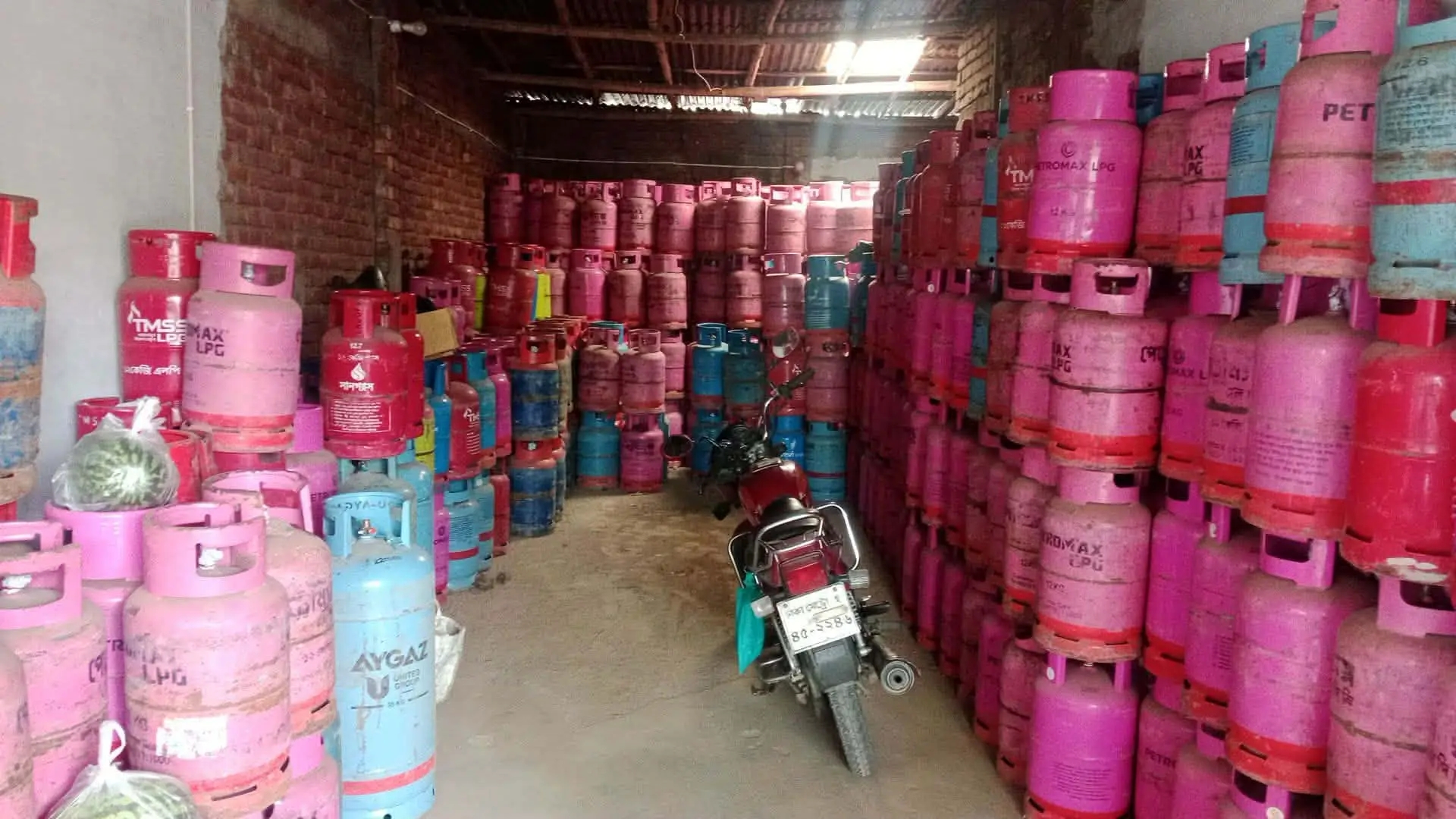 ভেড়ামারায় এলপিজি গ্যাসের বাজারে নৈরাজ্য: নির্ধারিত দামের চেয়ে বেশিতে বিক্রির অভিযোগ