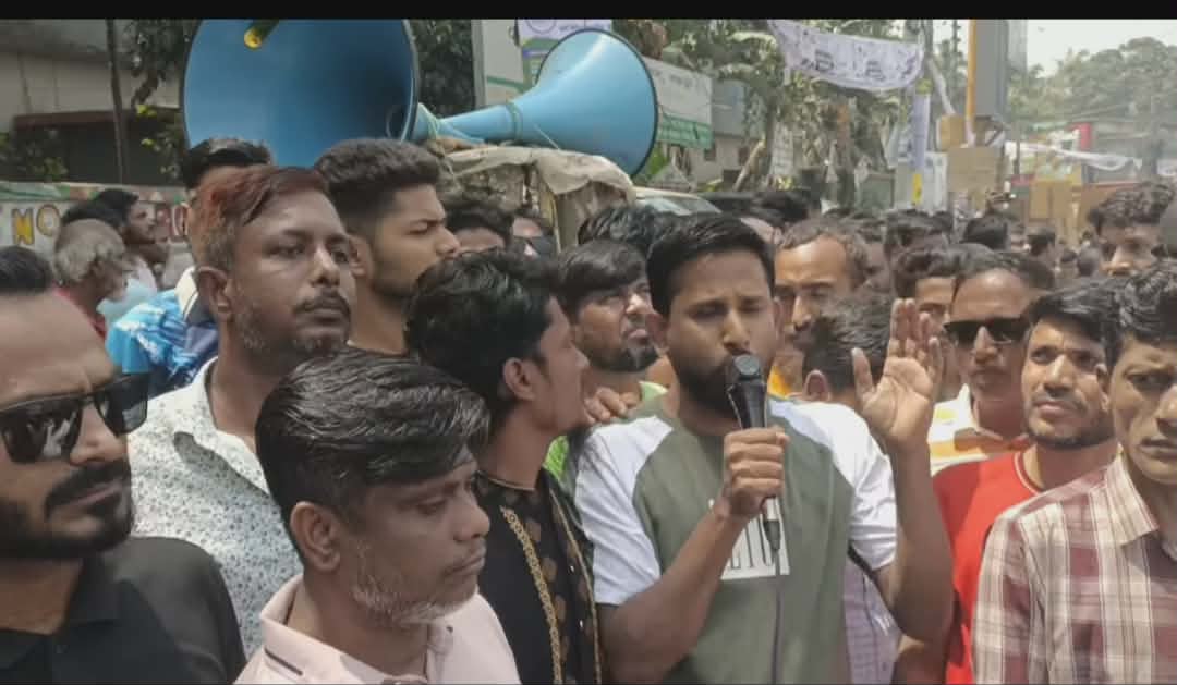 মিথ্যা মামলা প্রত্যাহারের আল্টিমেটাম, বগুড়ায় বিএনপি অঙ্গসংগঠনের বিক্ষোভ ও মানববন্ধন