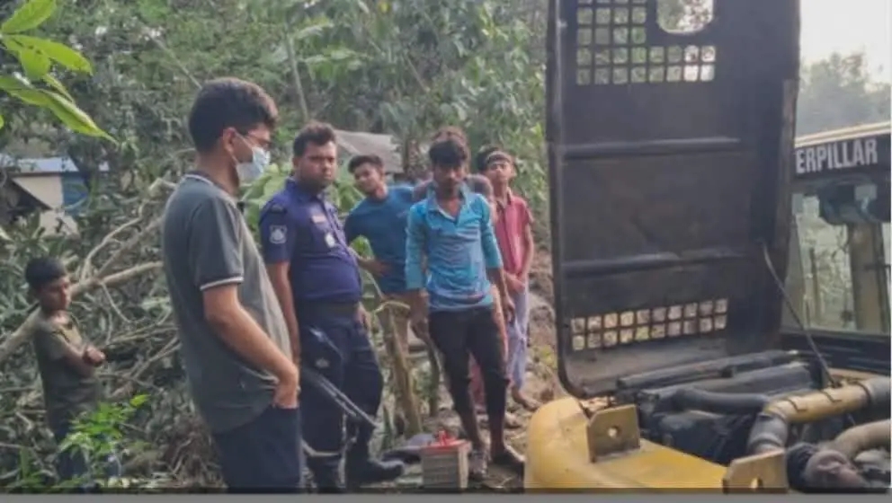 নন্দীগ্রামে খাস পুকুরে অবৈধ মাটি কাটায় ভ্রাম্যমাণ আদালতের অভিযান, যন্ত্রাংশ জব্দ