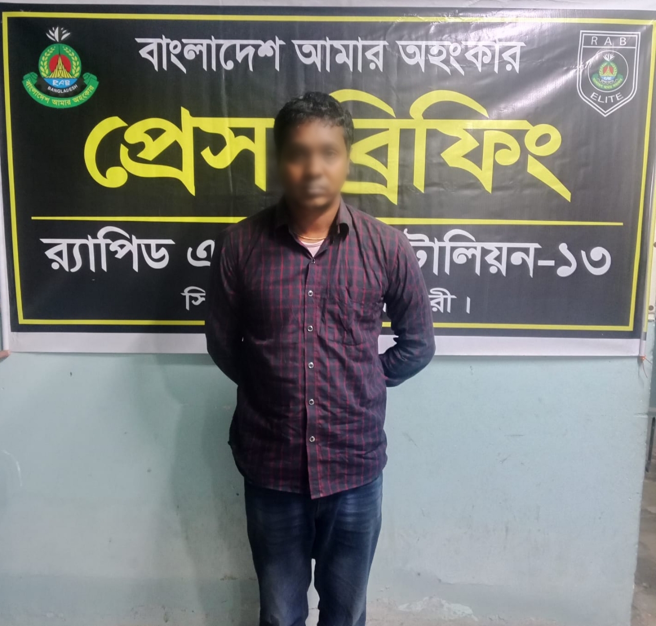 পঞ্চগড়ের দেবীগঞ্জে র‌্যাব-১৩ এর অভিযানে কষ্টিপাথরের বিষ্ণু মূর্তিসহ ১ জন চোরাকারবারি গ্রেফতার